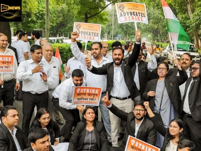नई दिल्ली: राजधानी दिल्ली एक बार फिर पुलिस और वकीलों के बीच तनातनी का मैदान बन गई है। हाल ही में जारी हुआ दिल्ली पुलिस का एक विवादित सर्कुलर पूरे कानून व्यवस्था तंत्र को हिला गया है। इस सर्कुलर में पुलिसकर्मियों को वकीलों से निपटने के लिए सख्त निर्देश दिए गए हैं। इसके विरोध में राजधानी के हज़ारों वकीलों ने अनिश्चितकालीन हड़ताल का ऐलान कर दिया है। अदालतों में कामकाज लगभग ठप पड़ गया है और आम जनता को भी इसका खामियाजा भुगतना पड़ रहा है।