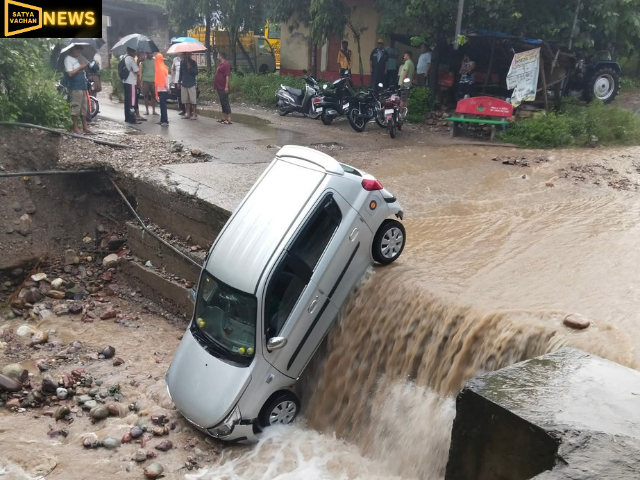 भयंकर हादसा: तेज बहाव वाले नाले में फंसी कार, पल भर में बहकर गई गायब